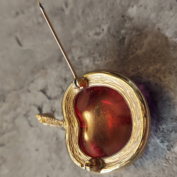 SOLD Vintage Signed Sarah Coventry Lucite Magenta & Goldtone Apple Brooch Pin - Picture 6 of 10
